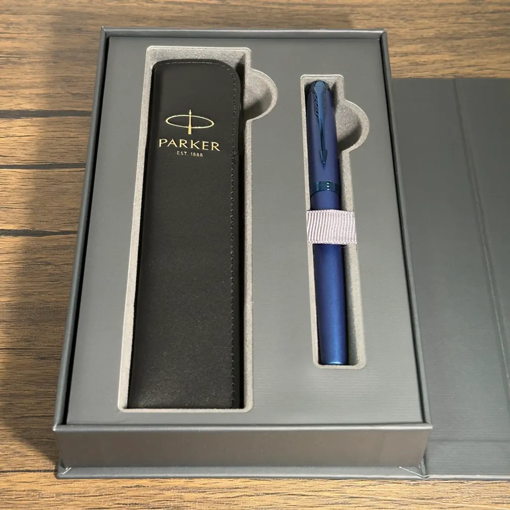 免费刻字，好评加码，到2026/8/31【PARKER 派克】IM金属系列电光蓝钢笔 真皮笔套礼盒 2172963PG✿50B005
